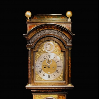 FINE LACQUER CHINOISSERIE GREEN LONGCAE CLOCK, EARLY 1700'S.