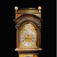 FINE LACQUER CHINOISSERIE GREEN LONGCAE CLOCK, EARLY 1700'S.